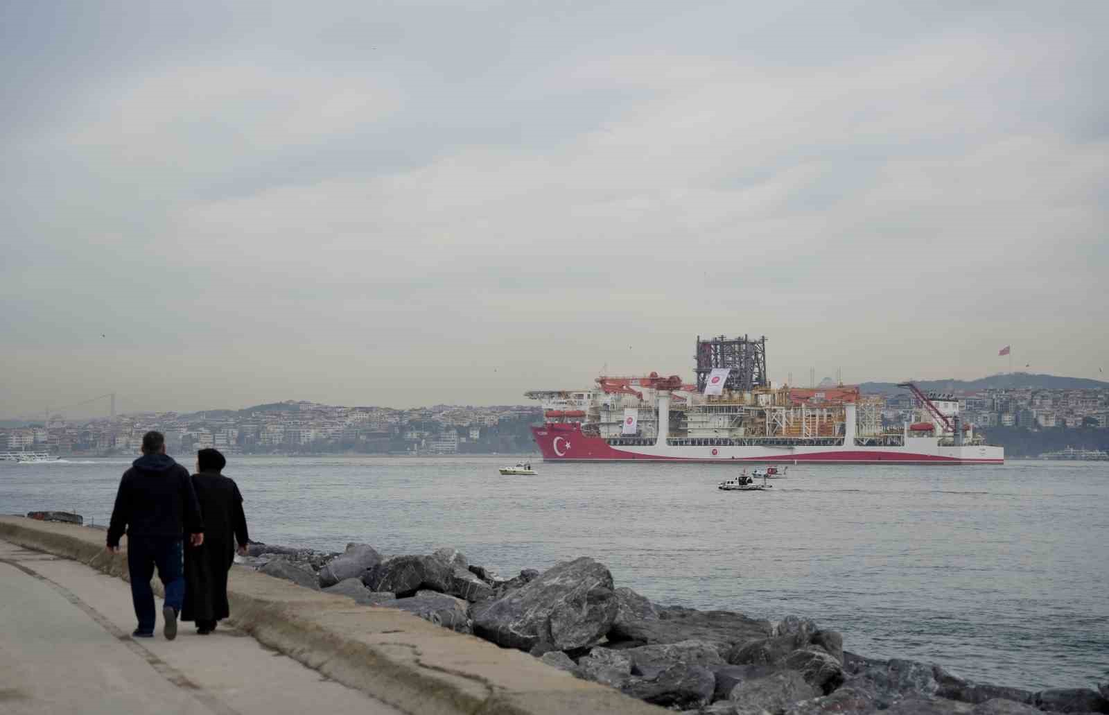 Türk sondaj gemisi Yıldırım İstanbul Boğazı’ndan geçti
