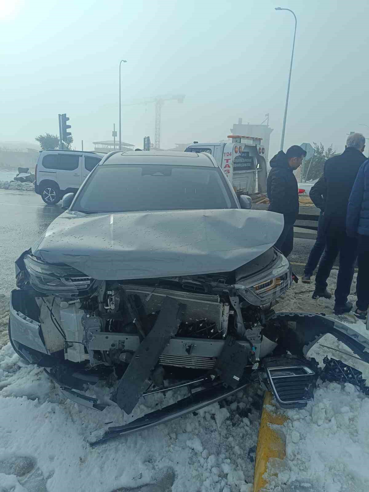 Gaziantep&rsquo;te iki otomobil &ccedil;arpıştı: 3 yaralı
