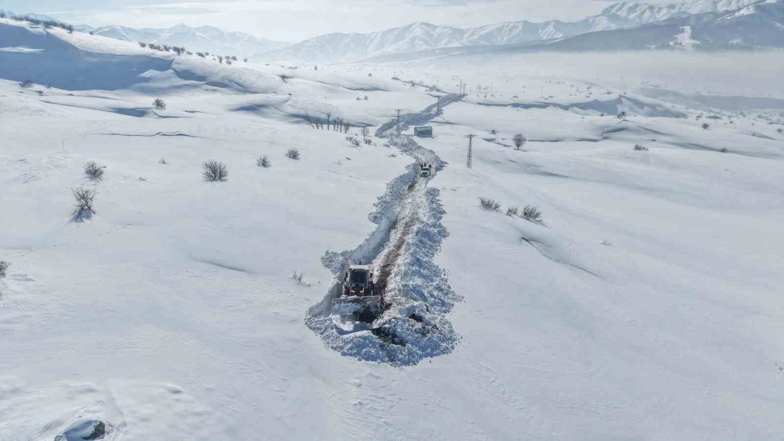 Karla kaplı mezrada mahsur kalan köylünün imdadına ekipler yetişti