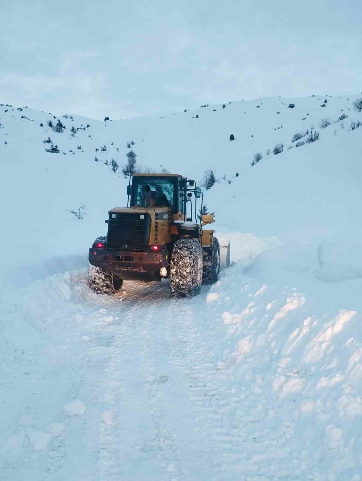 Siirt&rsquo;te karla m&uuml;cadele &ccedil;alışmaları aralıksız s&uuml;r&uuml;yor
