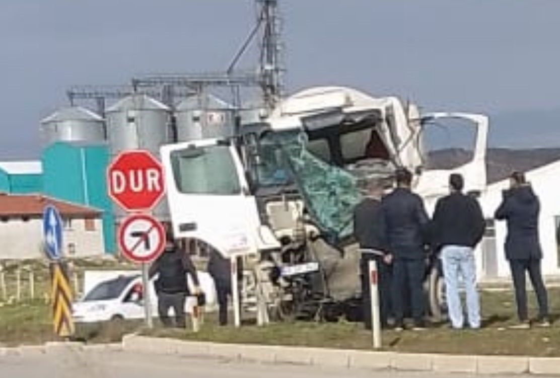 Kütahya’da beton mikserleri çarpıştı: 2 yaralı