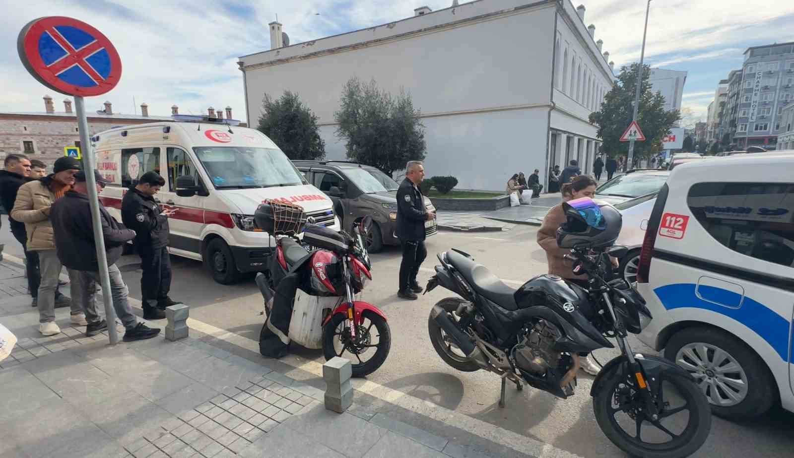 SUV tipi araç motosikletlilere çarptı: 2 yaralı