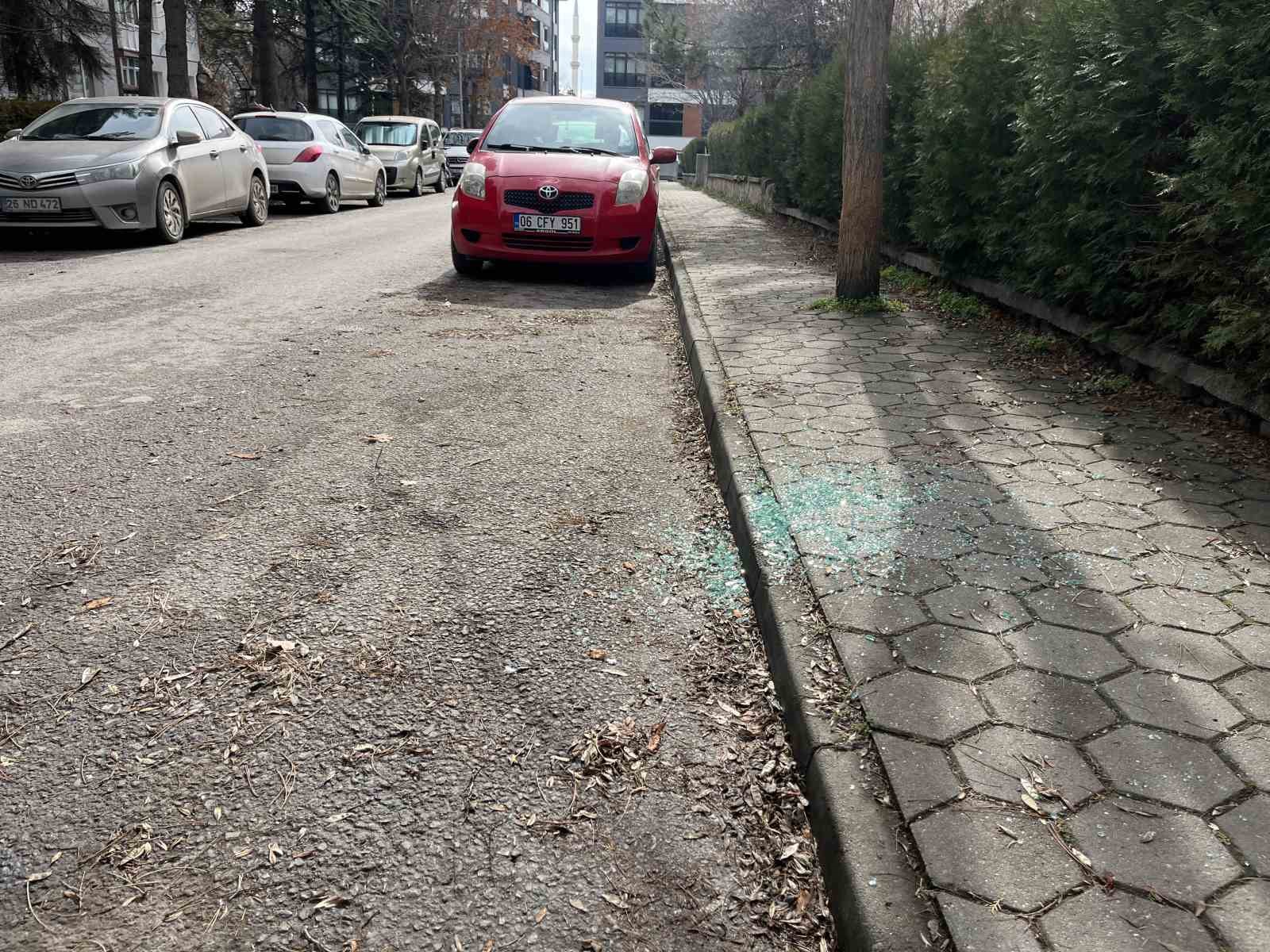 Aynı sokak üzerinden beş aracın camlarını kırıp hırsızlık yaptılar