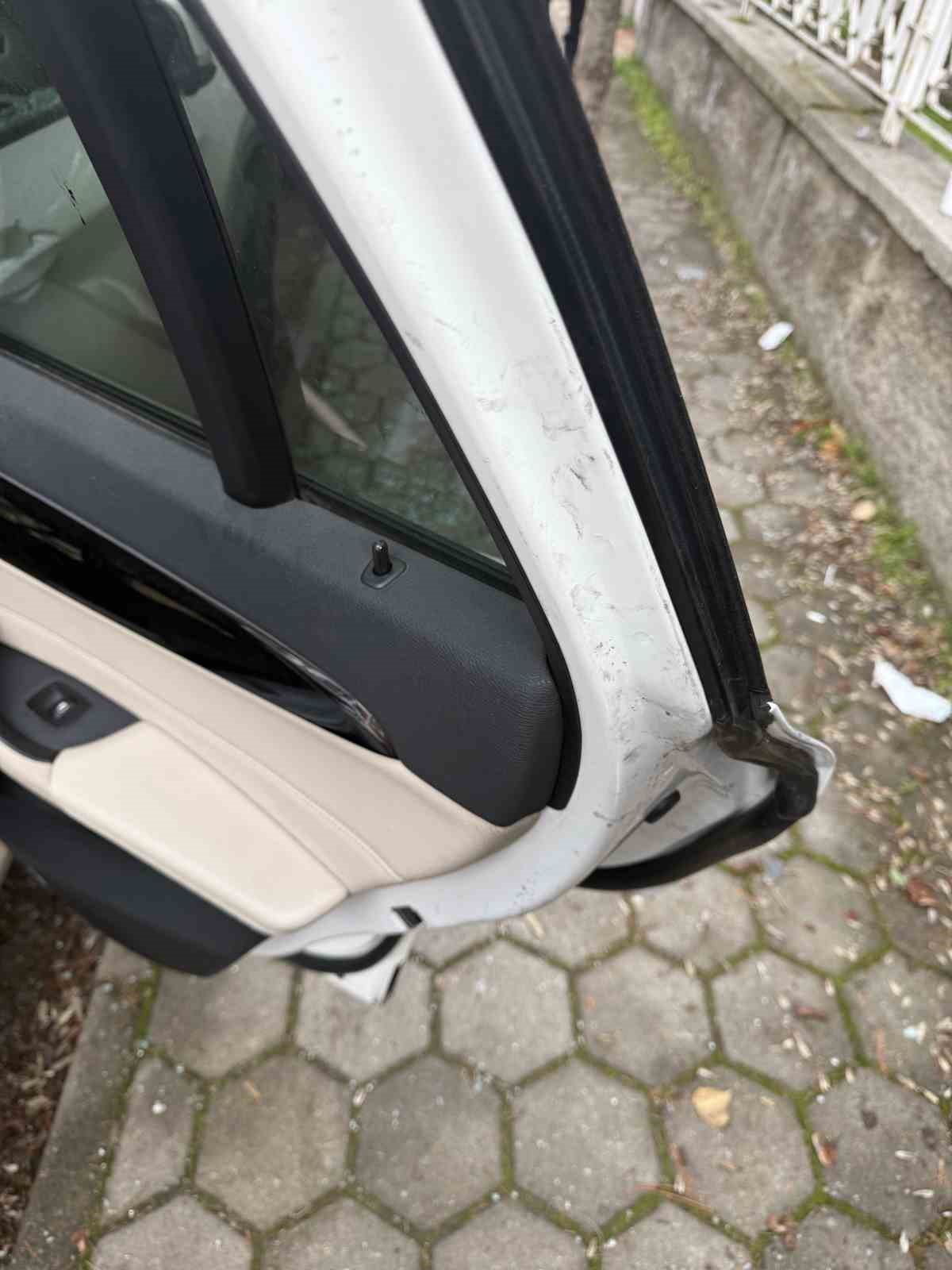 Aynı sokak üzerinden beş aracın camlarını kırıp hırsızlık yaptılar