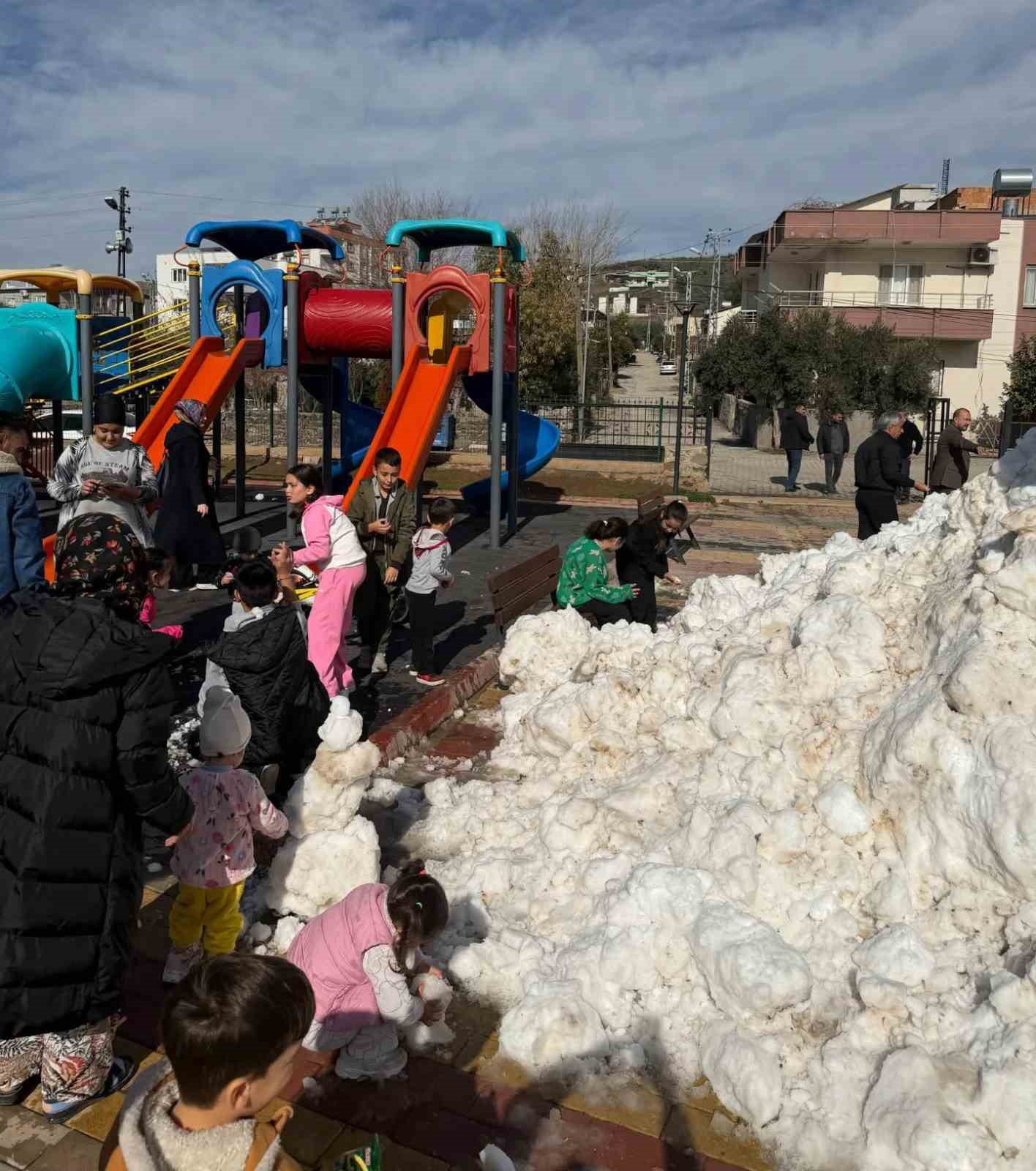 Osmaniye&rsquo;de &ccedil;ocukların kar hasreti sona erdi
