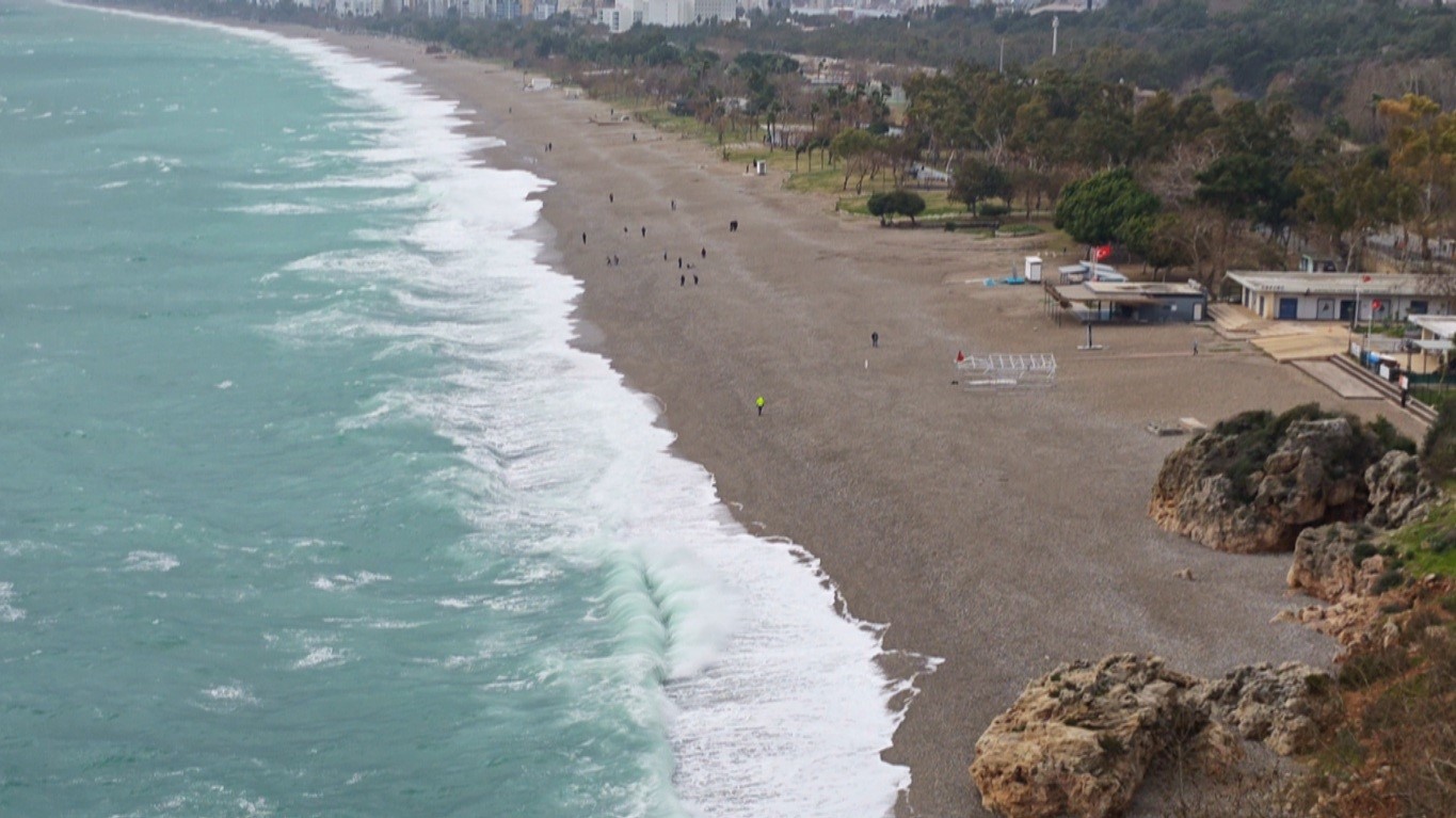 Dalgadan ka&ccedil;tılar, fotoğraf &ccedil;ektirdiler
