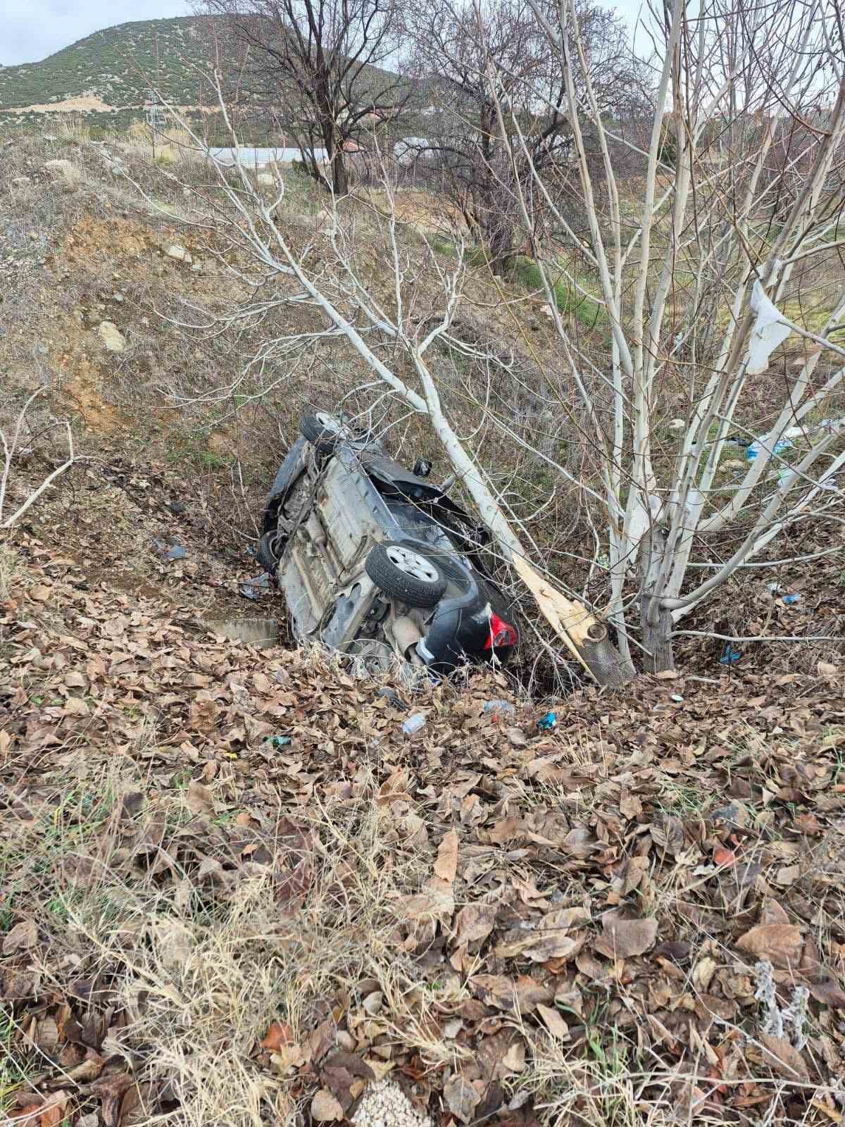 Burdur’da otomobil şarampole devrildi: 4 yaralı