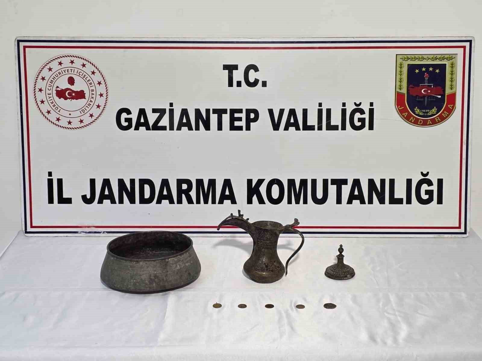 Gaziantep&rsquo;te ka&ccedil;ak kazı yapan şahıslara jandarmadan su&ccedil;&uuml;st&uuml;: 5 g&ouml;zaltı
