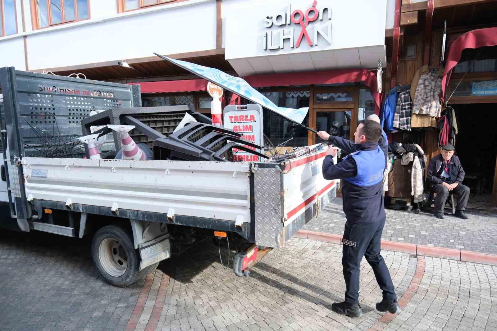 Sivrihisar&rsquo;da kaldırım işgallerine zabıta ge&ccedil;it vermiyor
