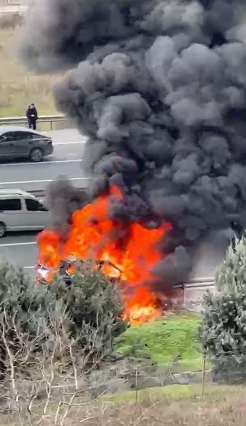L&uuml;ks ara&ccedil; seyir hakindeyken alev topuna d&ouml;nd&uuml;
