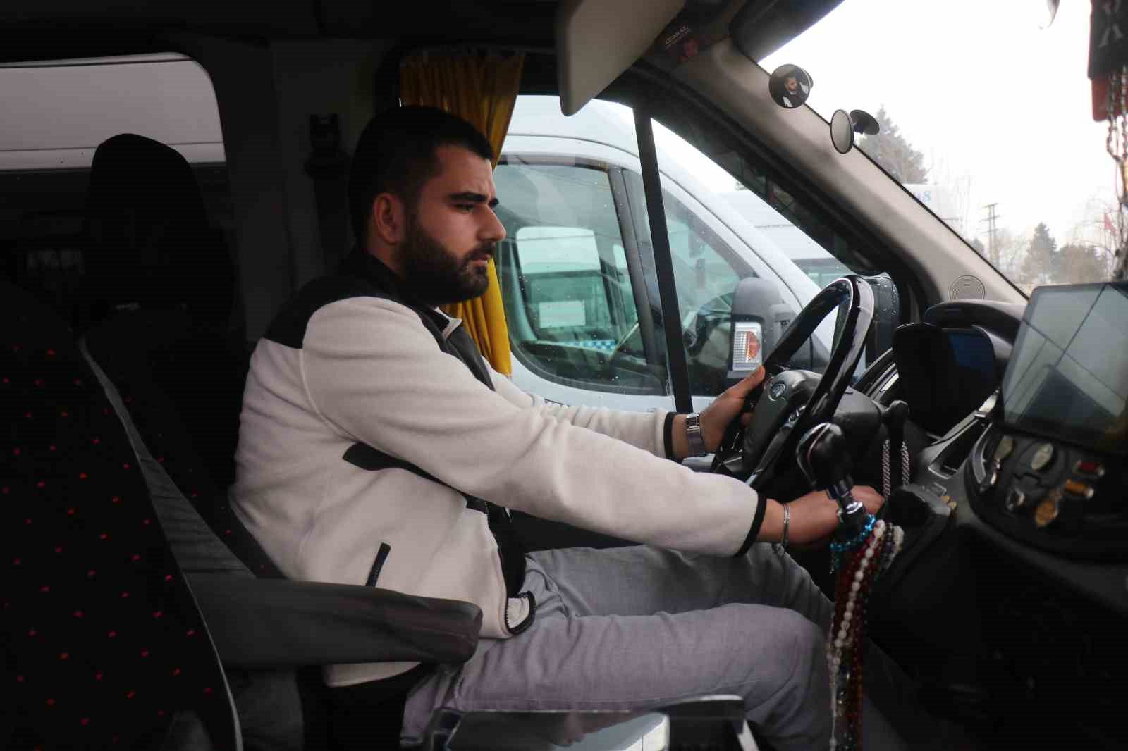 Fenalaşan yolcu için direksiyonu hastaneye kırdı
