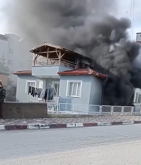 Tokat&rsquo;ta evden y&uuml;kselen yoğun duman mahalleliyi ayağa kaldırdı

