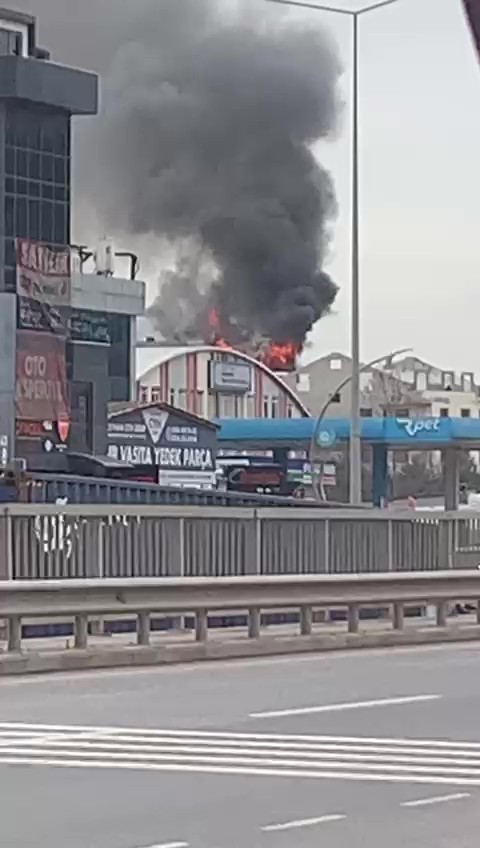 Yıkımı s&uuml;ren binanın &ccedil;atı katında yangın &ccedil;ıktı
