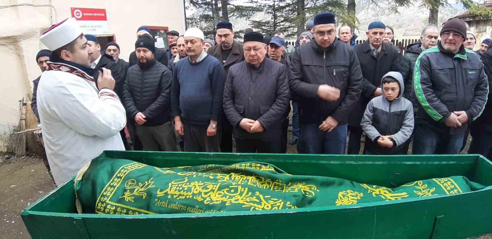 Yanan evinin önünde kedisine sarıldığı fotoğrafla tanınan Ali Meşe son yolculuğuna uğurlandı