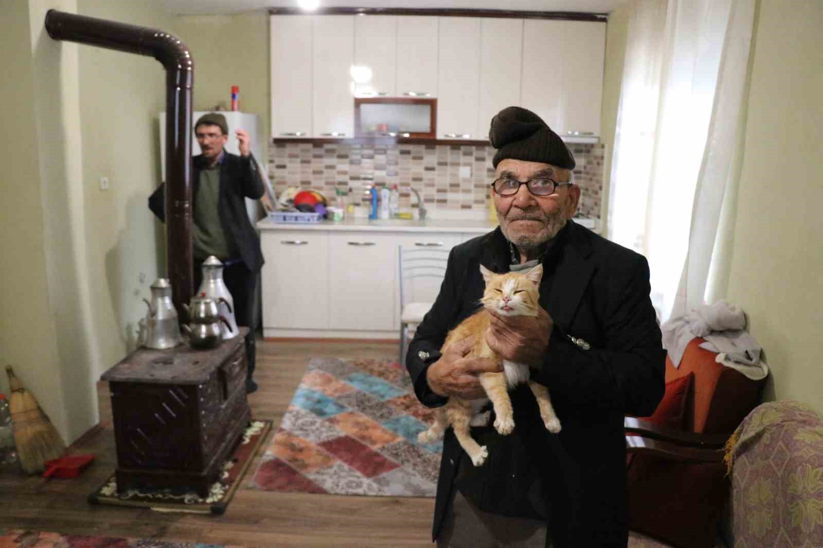 Yanan evinin &ouml;n&uuml;nde kedisine sarıldığı fotoğrafla tanınan Ali Meşe son yolculuğuna uğurlandı
