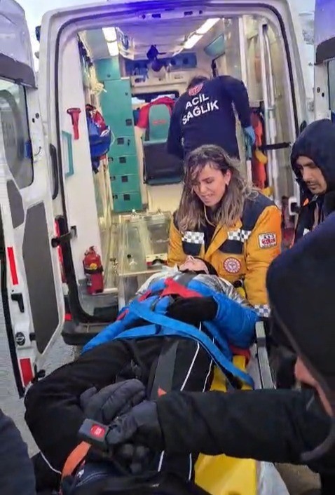 Minik Aytuna&rsquo;nın kayak keyfi kabusa d&ouml;nd&uuml;: Pistte &ccedil;arpıp ka&ccedil;tılar, kal&ccedil;ası kırıldı
