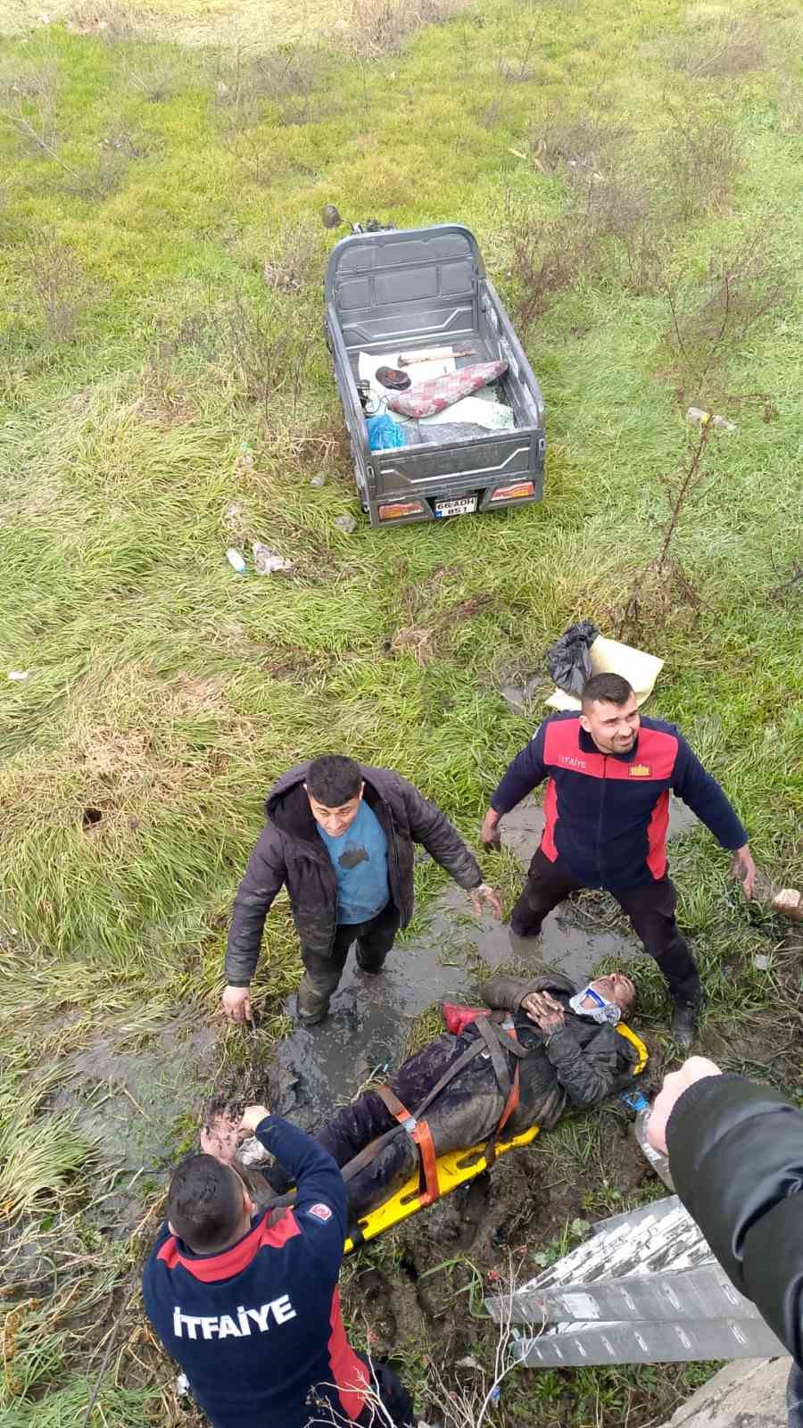 Dere yatağına d&uuml;şen vatandaş kurtarıldı
