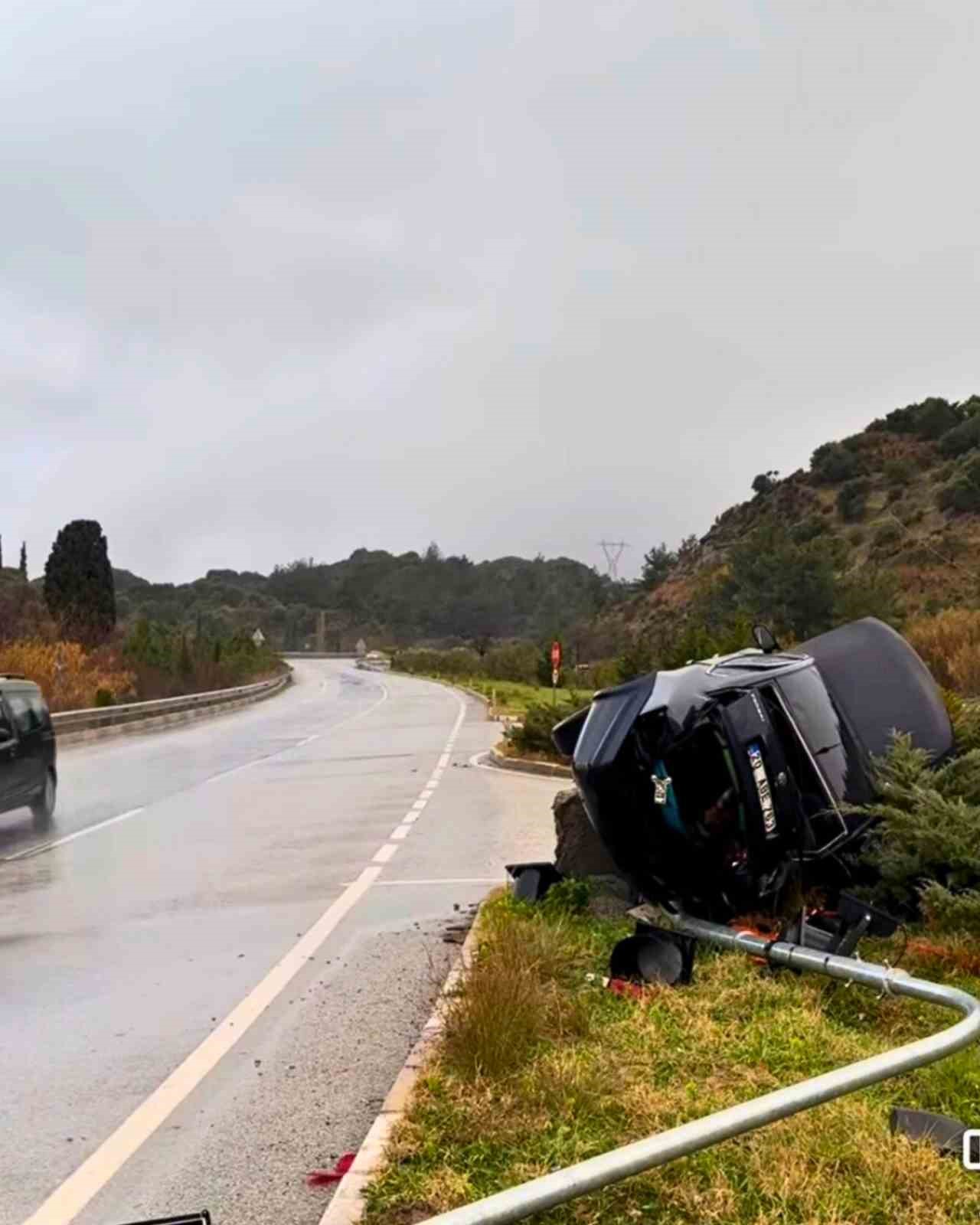 Söke’de otomobil refüje devrildi: 2 yaralı
