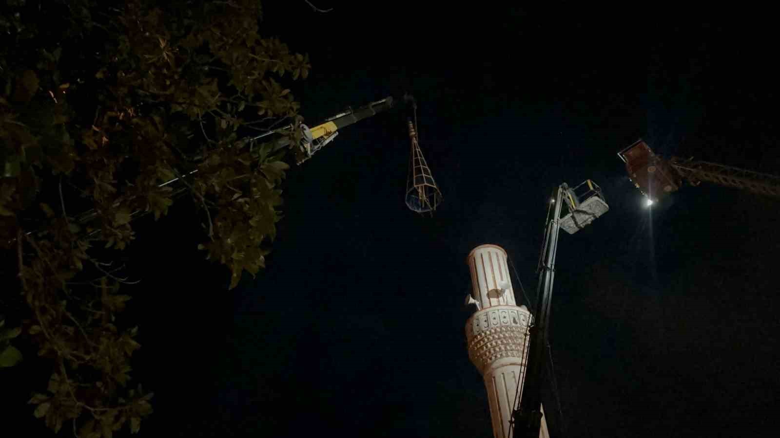 Fırtınada zarar g&ouml;ren minarede &ccedil;alışma başlatıldı
