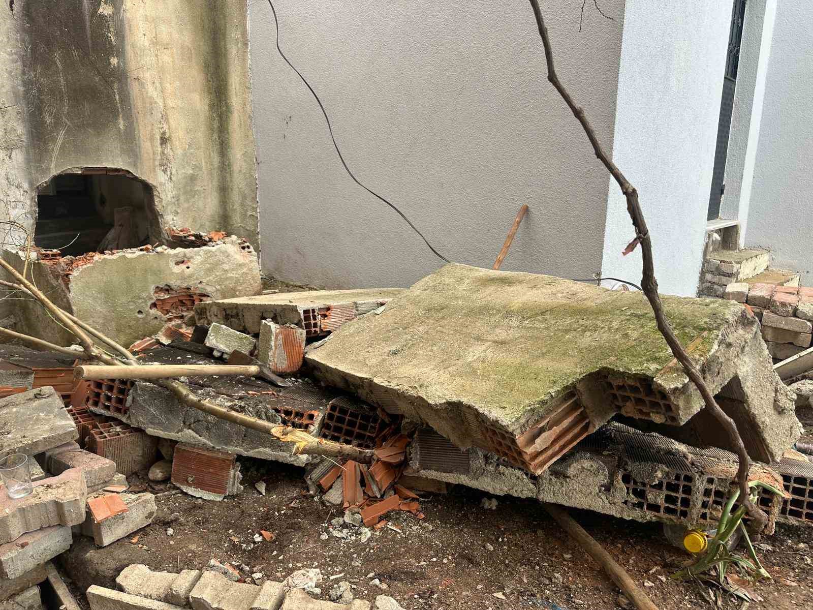 Uşak&rsquo;ta bah&ccedil;esindeki fırını yıkarken duvarın altında kalan adam yaralandı
