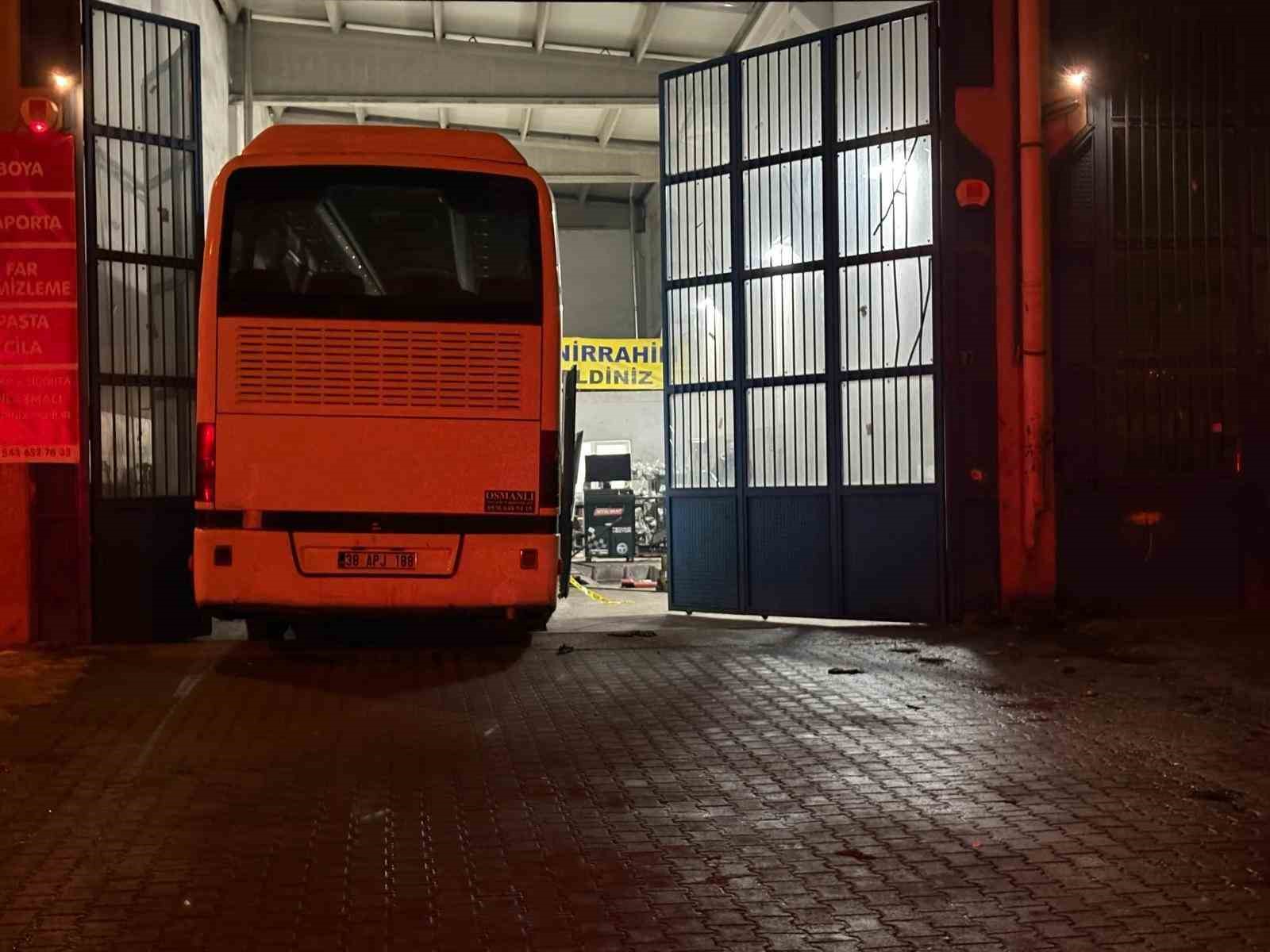 Krikonun kayması ile otobüsün altında kalan tamirci hayatını kaybetti