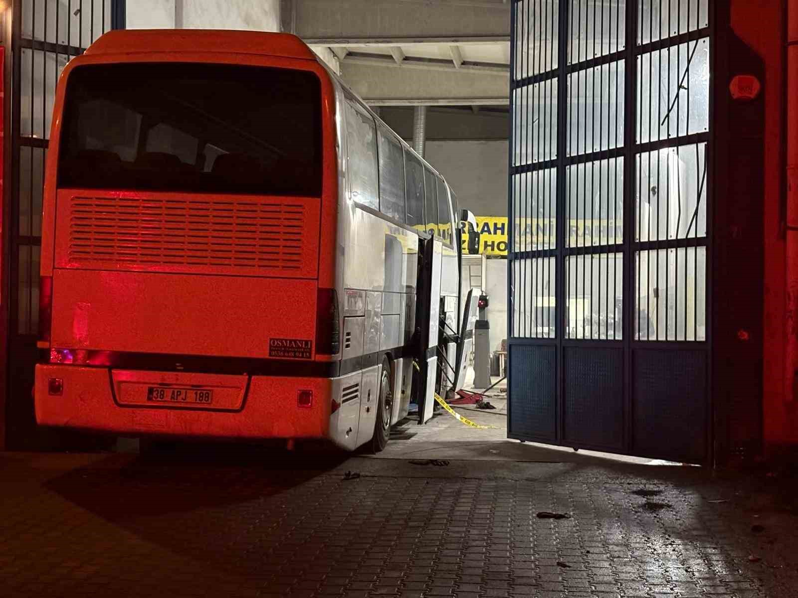 Krikonun kayması ile otob&uuml;s&uuml;n altında kalan tamirci hayatını kaybetti
