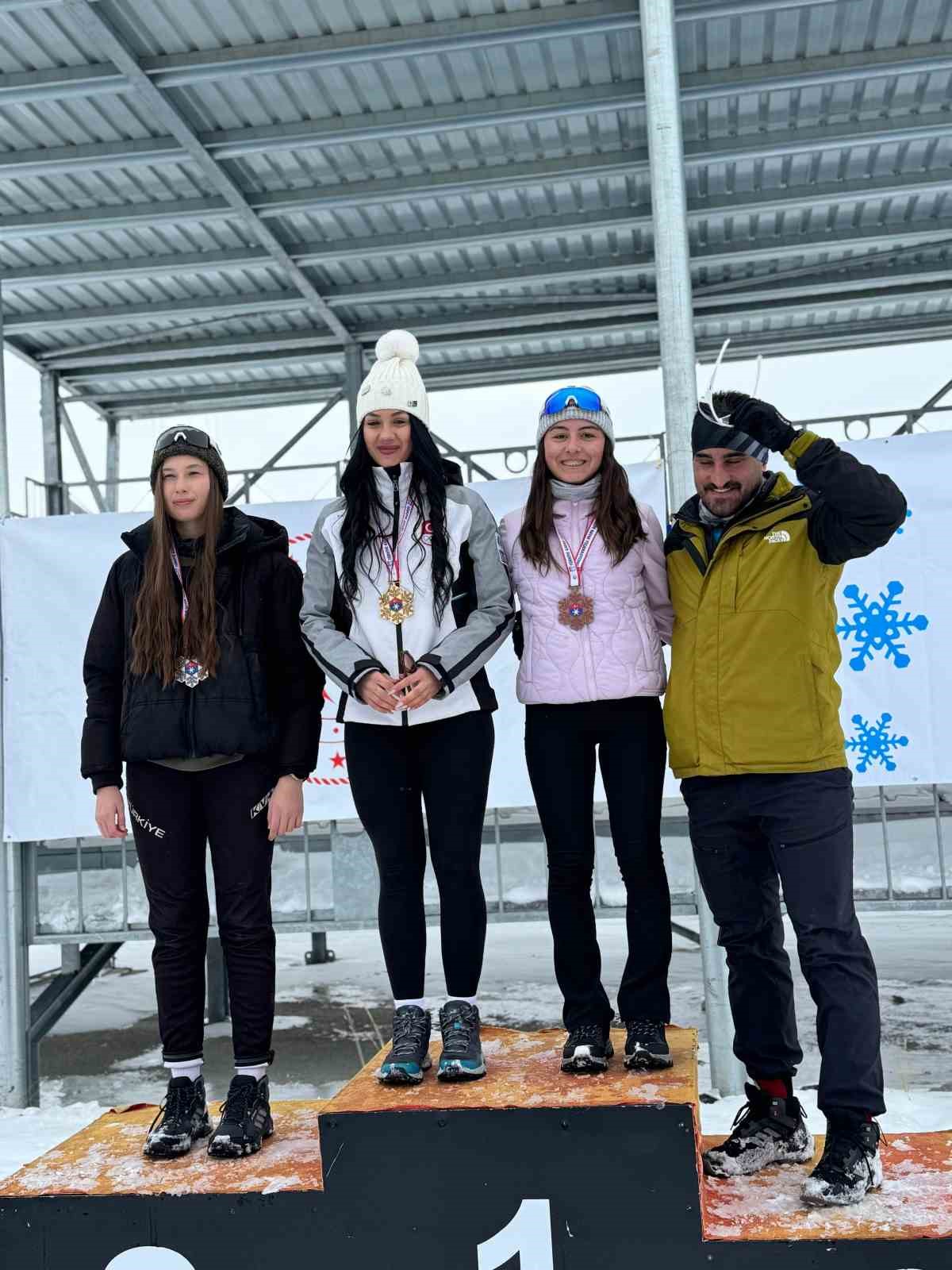 Niğdeli sporcu, milli kayak&ccedil;ı Ebru Tuncer Erzurum&rsquo;daki yarışı zirvede tamamladı
