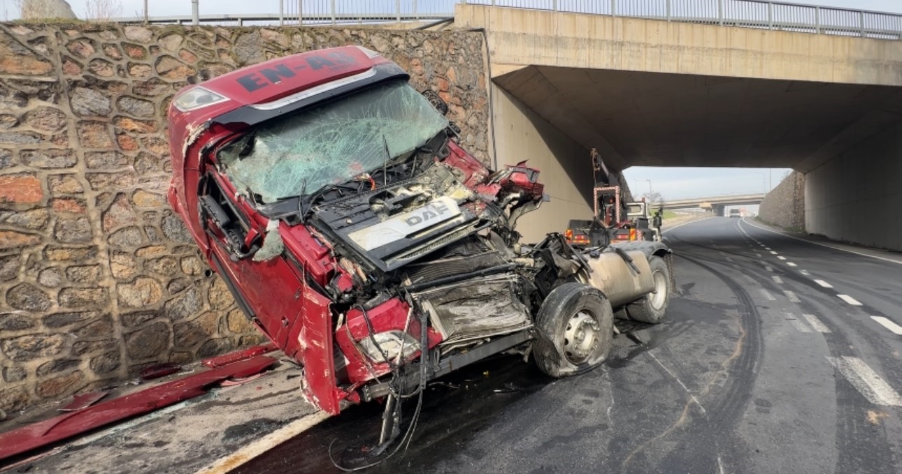 Kocaeli’de istinat duvarına çarpan tırın sürücüsü ağır yaralandı