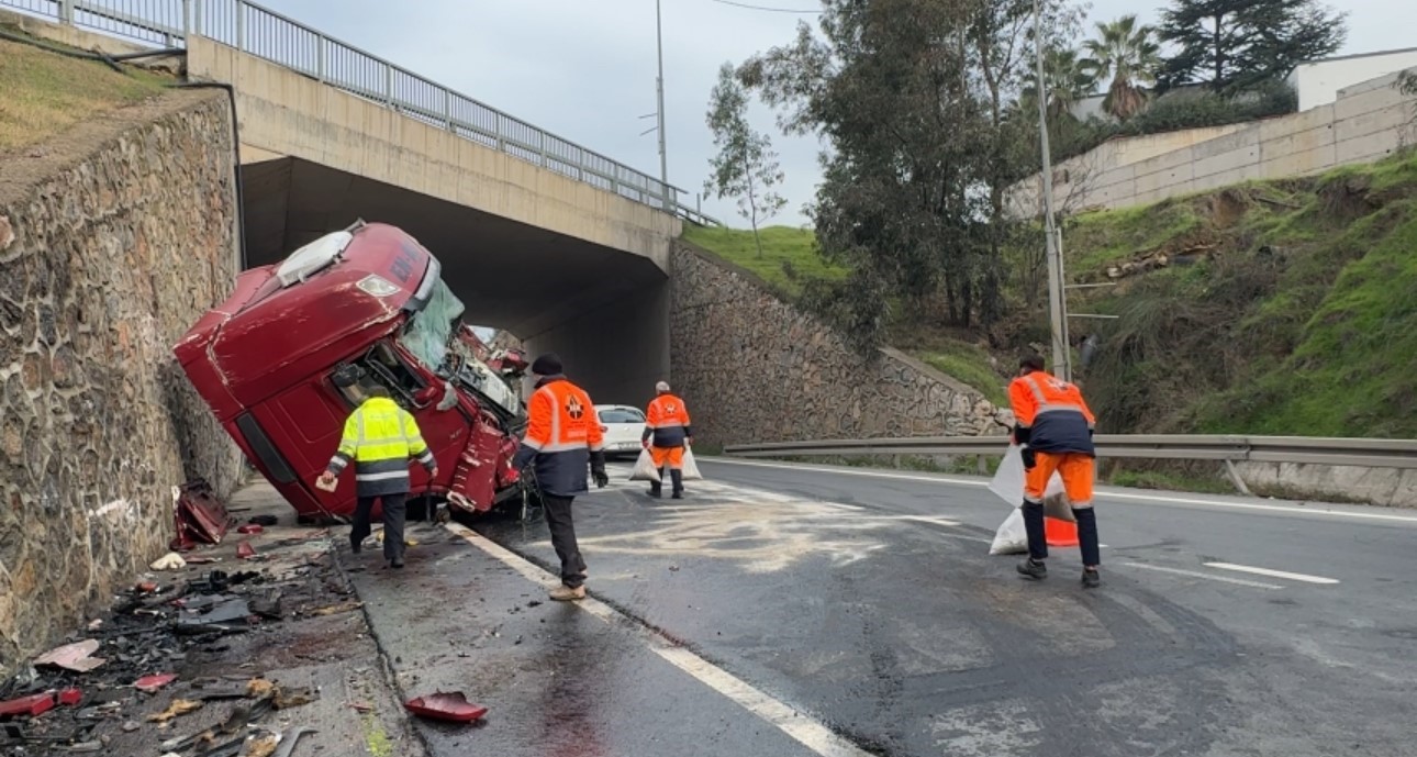 Kocaeli&rsquo;de istinat duvarına &ccedil;arpan tırın s&uuml;r&uuml;c&uuml;s&uuml; ağır yaralandı
