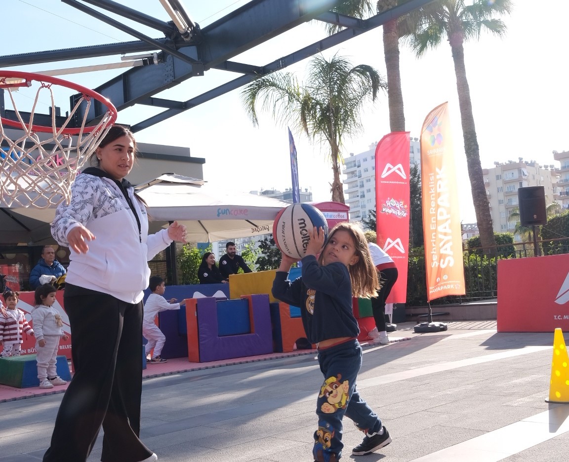 Mersin’de çocuklar AVM’de sporla buluştu