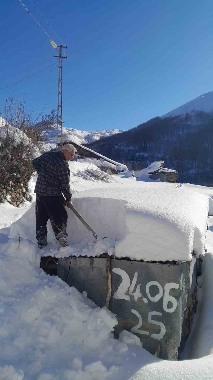Gümüşhane’de vatandaşların zorlu kış mesaisi