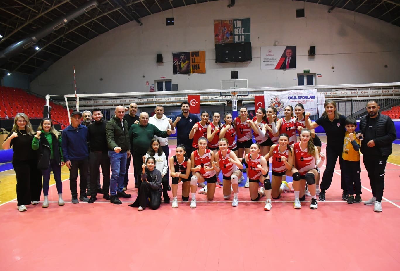 Yunusemre Belediyespor’un sultanları ligde kaldı