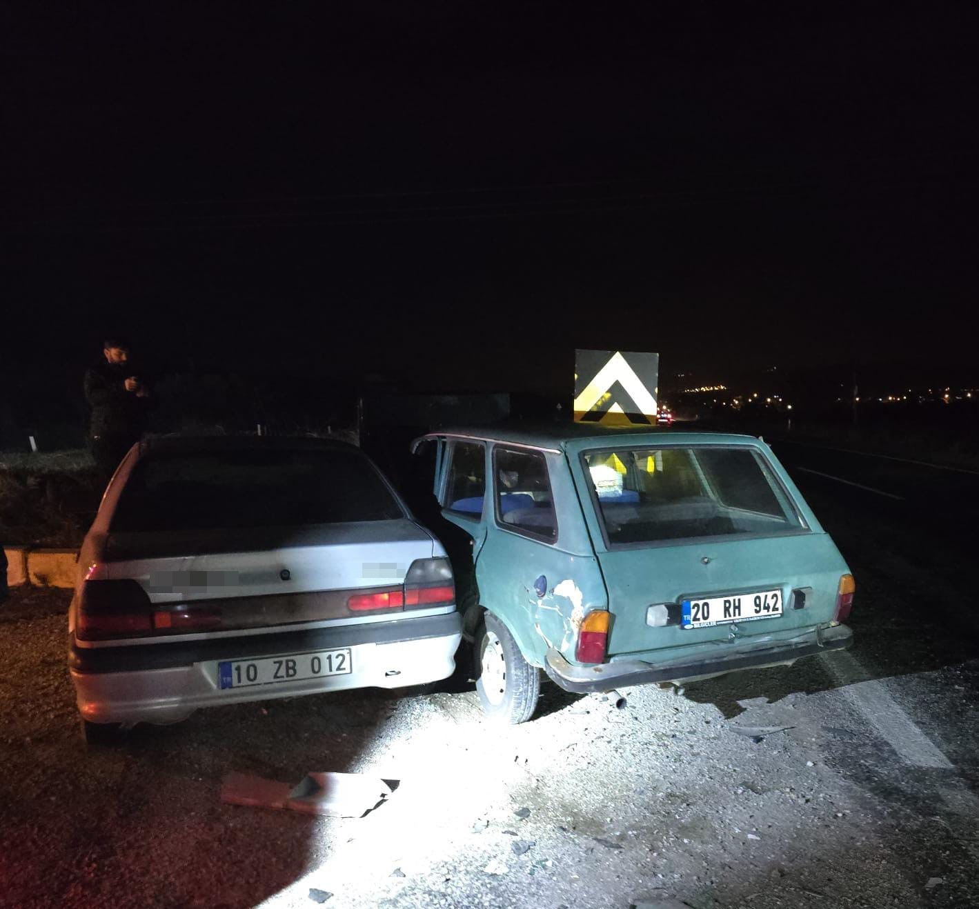 Buldan’da iki otomobil çarpıştı; 3 yaralı