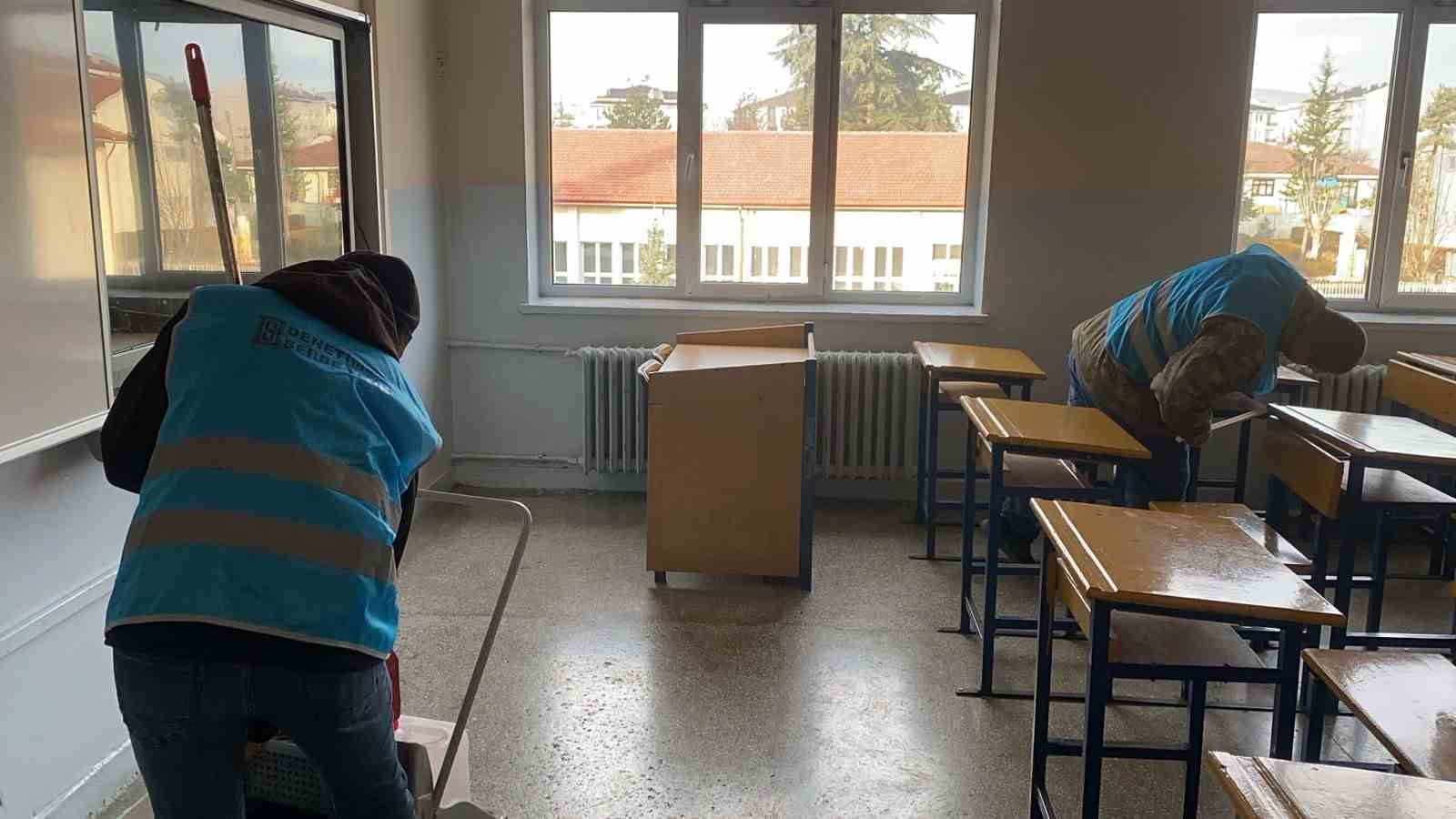 Bolu&rsquo;da denetimli serbestlik y&uuml;k&uuml;ml&uuml;leri okulları temizledi
