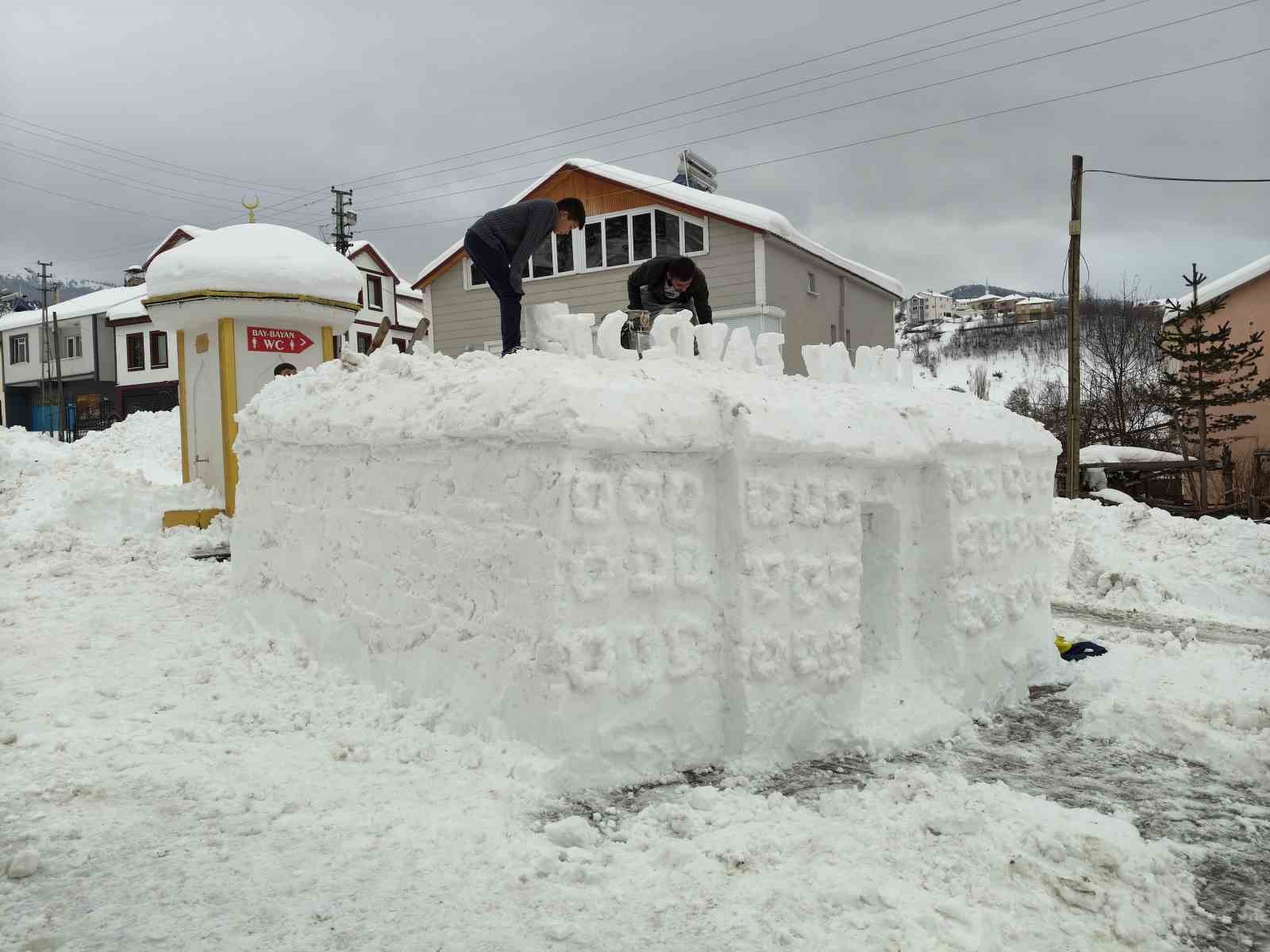 Şimdi de tarihi valilik binasını k&ouml;ylerine taşıdılar
