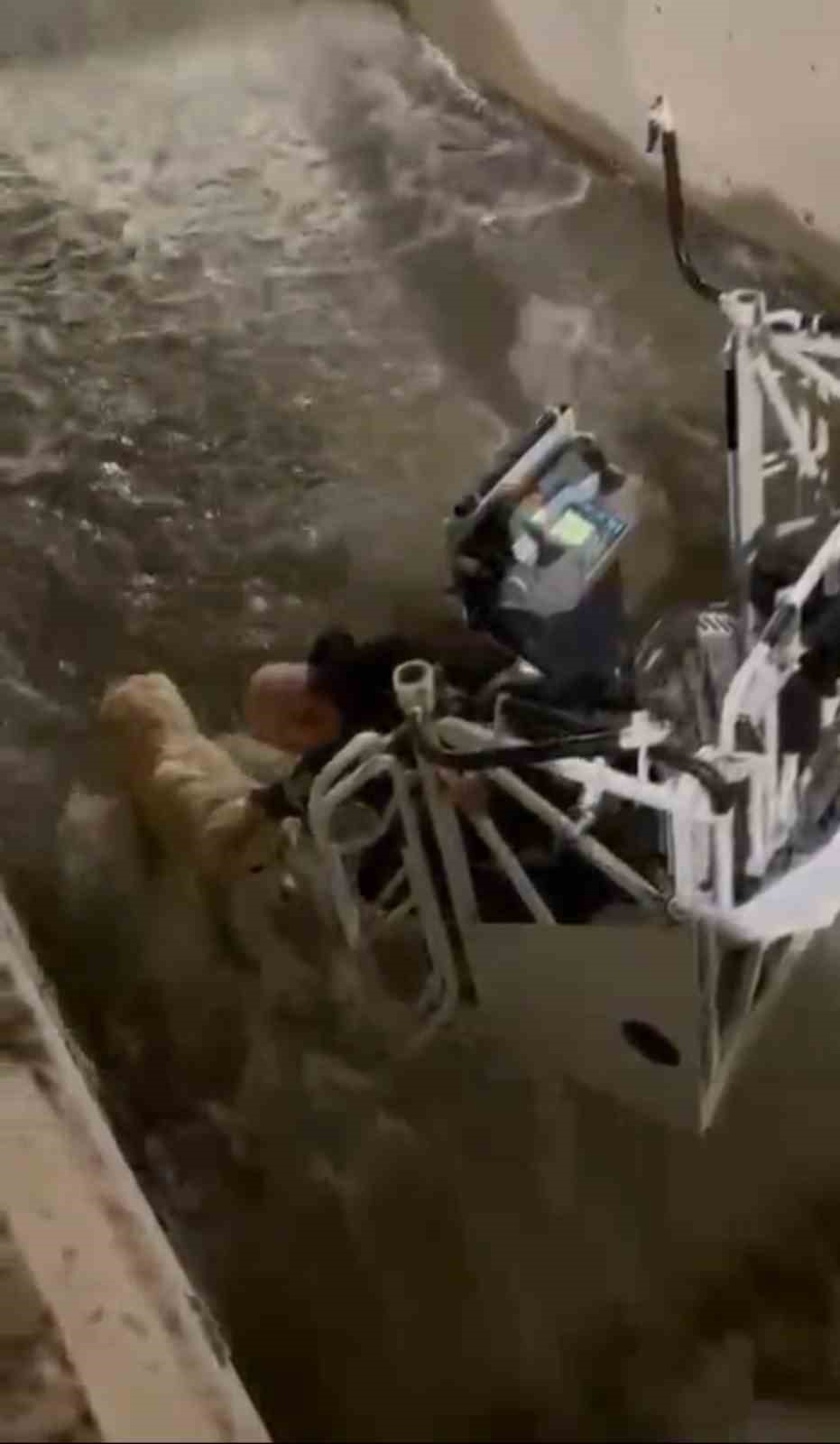 Karabük’te su kanalına düşen köpeği itfaiye kurtardı