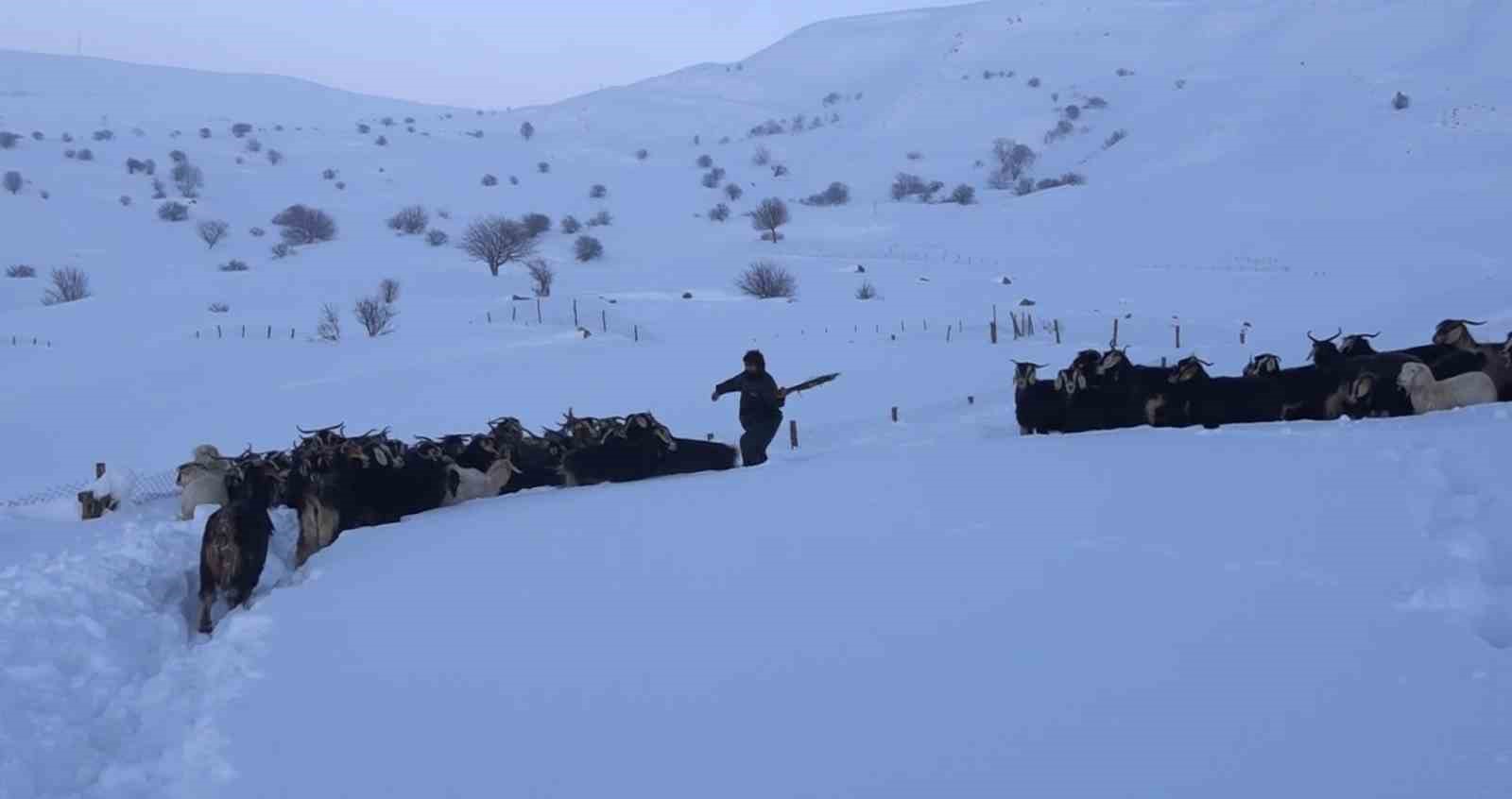 Karla kaplı mezrada mahsur kalan k&ouml;yl&uuml;n&uuml;n imdadına ekipler yetişti
