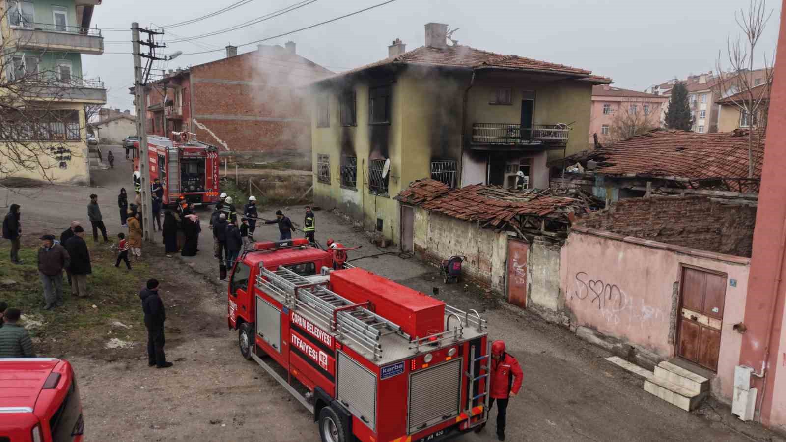 Çorum’da 2 katlı ev alev alev yandı