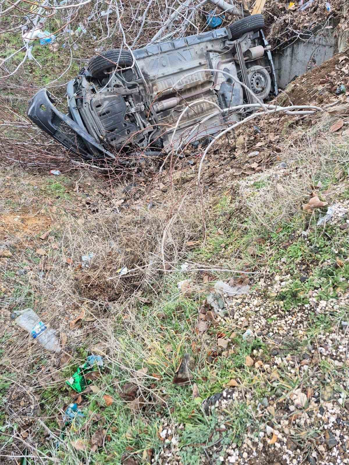 Burdur’da otomobil şarampole devrildi: 4 yaralı