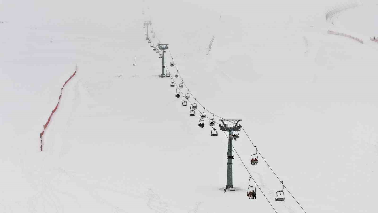 Akdeniz&rsquo;in kayak merkezi Yedikuyular&rsquo;a ilgi yoğun
