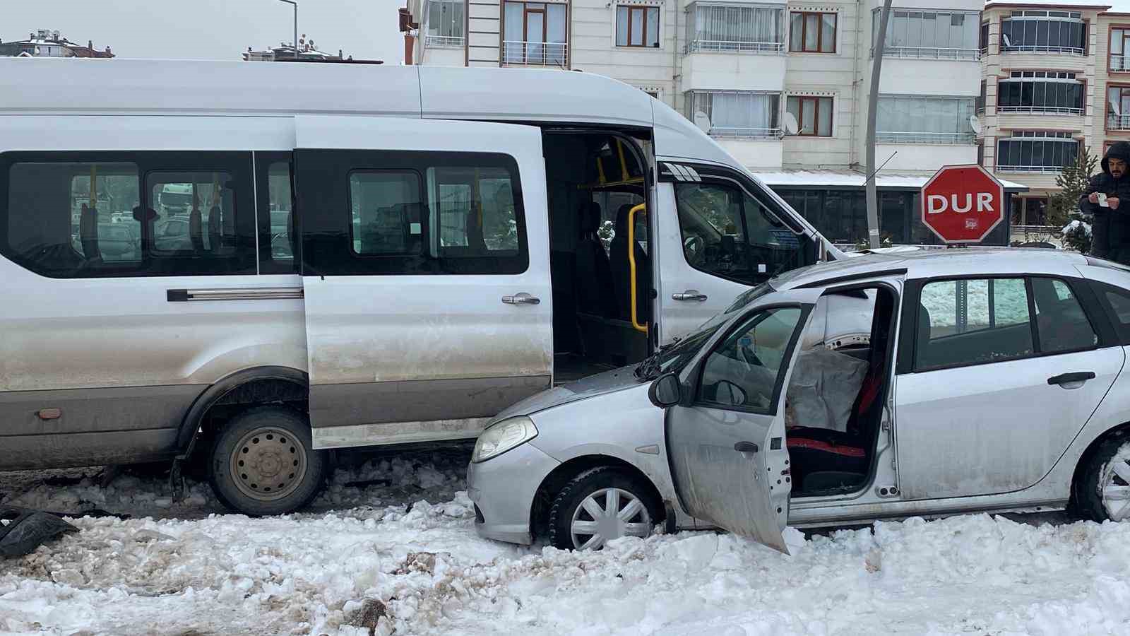 Yolcu minib&uuml;s&uuml;yle otomobil &ccedil;arpıştı: 4 yaralı
