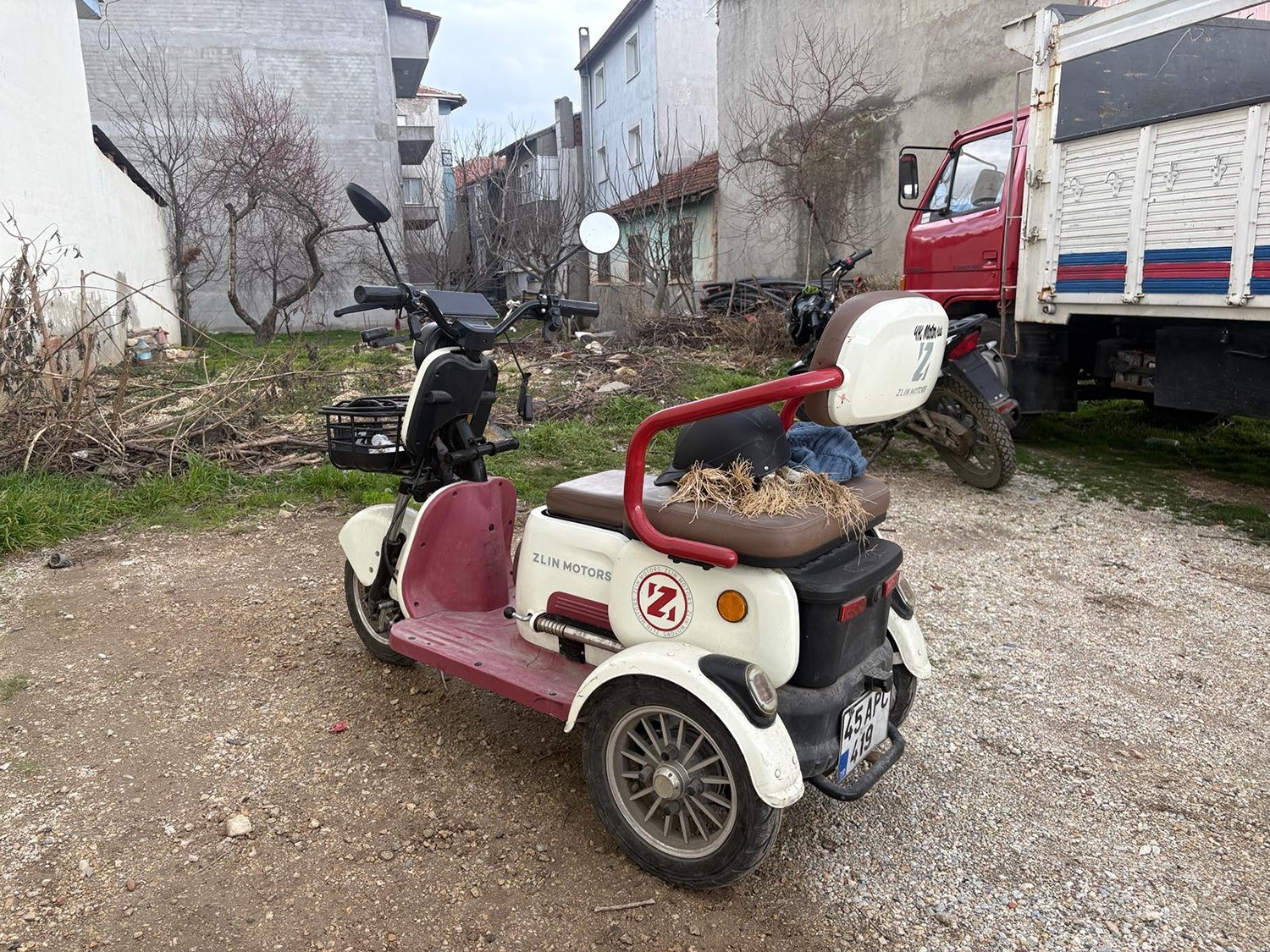 &Uuml;&ccedil; tekerlekli elektrikli bisiklet devrildi: 1 yaralı
