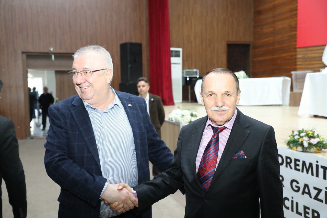 Edremit Kahveciler Odası&rsquo;nda Mustafa Aydoğan g&uuml;ven tazeledi
