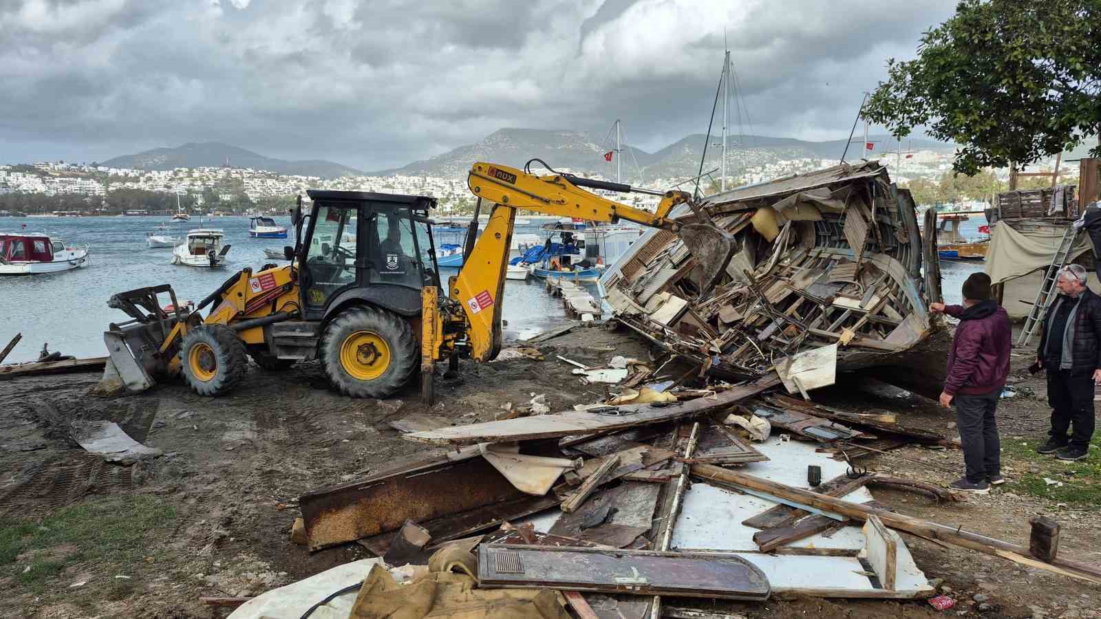 Bodrum&rsquo;da 100 tekne koydan kaldırıldı
