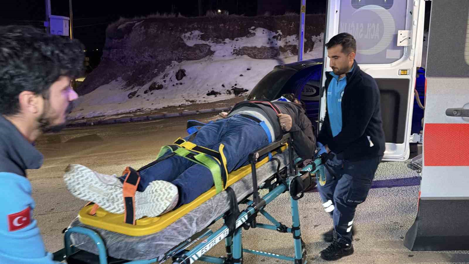 Adıyaman&rsquo;da otomobil ile hafif ticari ara&ccedil; &ccedil;arpıştı: 3 yaralı
