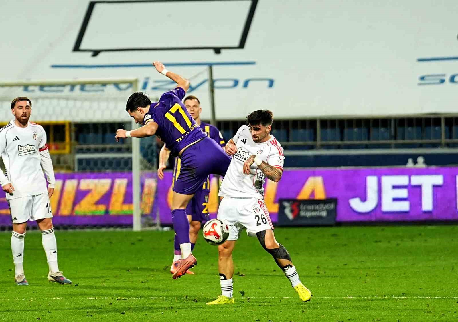 Trendyol S&uuml;per Lig: Ey&uuml;pspor: 0 - Beşiktaş: 1 (İlk yarı)
