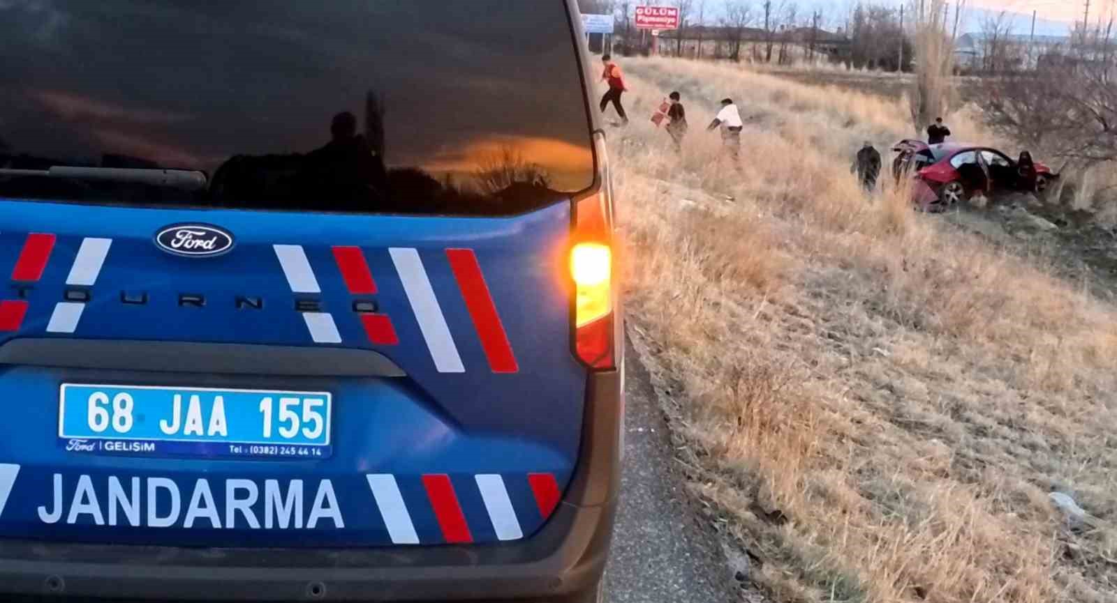 Aksaray&rsquo;da otomobil şarampole d&uuml;şt&uuml;: 3 yaralı
