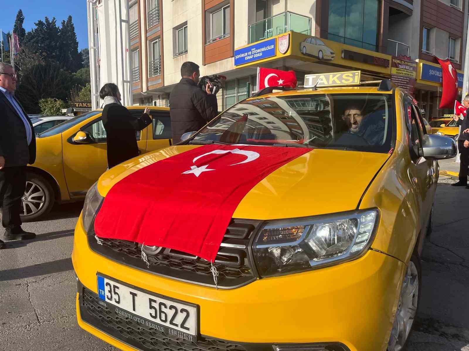 İzmir&rsquo;de taksicilerden T&uuml;rk bayraklı konvoy

