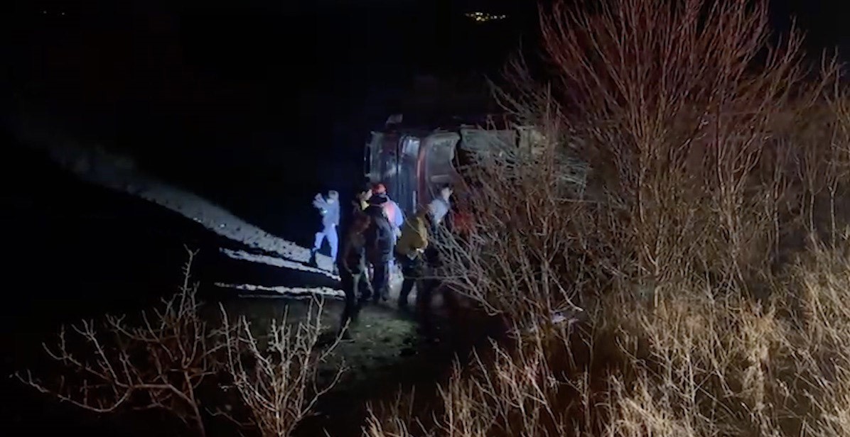 K&ouml;peğe &ccedil;arpmamak i&ccedil;in manevra yaptı, tır şarampole devrildi: 1 yaralı
