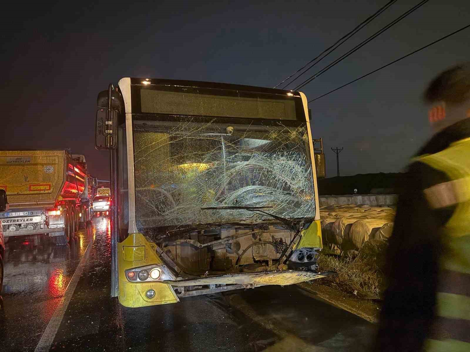 Arnavutk&ouml;y&rsquo;de İETT otob&uuml;s&uuml; hafif ticari ara&ccedil;la &ccedil;arpıştı: 2 yaralı
